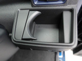 カップホルダーは運転席や助手席からちょうど手の届く位置です!!