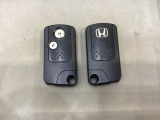 スマートキーを装備しています。鍵を差し込むことなくドアロックの開け閉めと、スタートボタン操作でのエンジンスタートができます。スペアキーも同じものを用意しております。