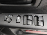 パワーウィンドゥ 運転席ドアスイッチ照明付です。電動格納ミラーも手元でワンモーションで可能です。