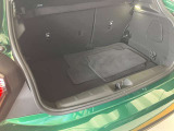 【トランクルーム】全面をファブリック処理し荷物に傷がつくのを防ぎます。ラゲージルーム照明を装着。背もたれをほぼ水平まで倒すことが出来ます。大きな荷物の収納にも便利です。