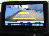 リアワイドカメラシステム!従来の視野に加えて、後方側方を約180&deg;まで見えるワイドビューと、後方を真上から見たような視野で駐車時などに便利なトップダウンビューの3つの視野があります!