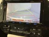 車庫入れなど後進運転時に死角をモニターで確認ができて安全です♪ ステアリング操作の参考になるガイド線も表示しますので車庫入れがニガテな方も安心ですネ!