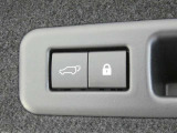 ワンタッチでバックドアが開閉。重たいバックドアも力いらずで開閉できる便利なパワーバックドア付きです!