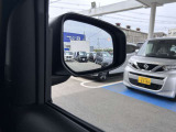 BSW(後側方車両検知警報)ブザーとともに、ブレーキを制御することで車両をもとの車線内に戻すような力を短時間発生させ、車両との接触を回避するようドライバーのステアリング操作をアシストします。