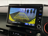 リバースギアに入れるだけで後方の表示へ切り替わります。夜間や雨の日の駐車も楽になりますよ。