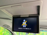 【フリップダウンモニター】大画面モニターで後席でもエンタメをお楽しみいただけます。小さなお子様にも大人気の装備です♪