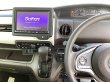 運転席周辺のスマートなレイアウトが、操作のしやすさを実現。快適なドライブをサポートします。手元で操作ができる、電子制御パーキングブレーキ。