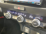 【オートエアコン】一度お好みの温度に設定すれば、車内の温度を検知し風量や温度を自動で調整。暑い&hellip;寒い&hellip;と何度もスイッチ操作をする必要はありません。快適な車内空間には必須の機能ですね♪