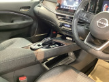 運転席周辺のスマートなレイアウトが、操作のしやすさを実現。快適なドライブをサポートします。