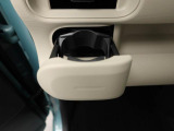 カップホルダーは運転席や助手席からちょうど手の届く位置です!!