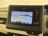 リバースギアに入れるだけで後方の表示へ切り替わります。夜間や雨の日の駐車も楽になりますよ。