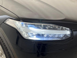 【LEDヘッドライト】悪天候や夜間走行時も良好な視界を確保し、安心して運転できる高輝度LEDヘッドライト!北欧神話に登場する「トールハンマー」をモチーフにした、一目でボルボとわかるデザインです。