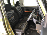 運転席の座面高さを調整できるシートリフターが付いています。フロントシートはベンチシートを採用で、座面も広く使い勝手もいいですよ♪