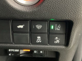 Hondaセンシング用の、VSA(ABS+TCS+横滑り抑制)解除と路外逸脱抑制機能のオンオフスイッチなどはハンドルの右側に装備しています。