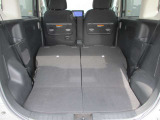 お荷物の量や乗車人数に合わせて使えるリヤシートは、ご覧のように倒すことが出来ますので便利です。