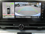 上空から見下ろしているかのように駐車できるアラウンドビューモニター。車庫入れや縦列駐車に役立ちます。