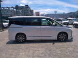 両側パワースライドドア付きだから、狭い駐車スペースなどでの 乗り降りラクラク!小さなお子さまのいるご家庭には嬉しい装備。