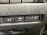 【電動リアゲート】荷物を抱えた状態でもリアゲートの開閉が可能です!お買い物時やアウトドアの際に役立ちますね。