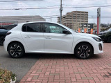 納車前は専門メカニックが専用故障診断器を使用し2年定期点検相当の67項目、独自点検(エンジンルーム・足回り・計器類・内装の損傷等)の50項目、計117項目の点検整備実施の上お客様へご納車致します。