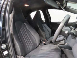 高いホールド性で運転姿勢が安定します。長距離ドライブでも疲れにくいのが魅力です。快適なドライビングライフをお送りください♪