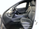 高いホールド性で運転姿勢が安定します。長距離ドライブでも疲れにくいのが魅力です。快適なドライビングライフをお送りください♪