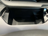 運転席の前に収納スペースが有ります☆小物類などすっきり収納♪便利なUSB電源付き♪