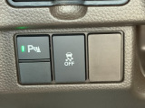パーキングセンサーもついておりますので駐車などが苦手な方も安心して運転が可能です。