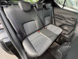 ハイブリッド車は通常大きなバッテリーを搭載していますが、キックスe-POWERはフロントシートの足元付近にあるだけなので、室内も広く使っていただけます!しかも出足が良くて低燃費!オススメですよ!