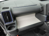 運転席まわりには収納スペースが充実。置いたりしまったり、手に取ったりがしやすい使いやすいレイアウト。