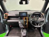 オレンジの差し色&カモフラージュ柄のシートが気分を高める運転席に加えてUV&IRカット機能付きフロントガラスの面積や位置取りが良く、高いアイポイントで前方・右前・左前方向の見通しがいいですよ!