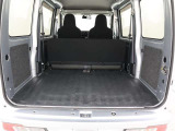 ラゲージスペースは、四角く広い設計で荷物の積み下ろしがしやすく、日常使いから仕事まで幅広い用途に対応します。