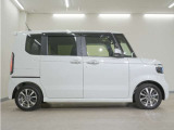 リアには左右スライドドアを採用。狭い駐車場でも開閉しやすく、強風の日でもドアが煽られにくくなっております。小さなお子さまやご年配の方も安心して乗り降りできます。