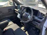 運転席も広々とゆったりしております。アームレストも装備しており快適にドライブしていただけます。