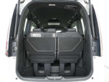 タテにもヨコにもワイドなテールゲート開口部と、低い開口部地上高により、重い荷物も簡単に積み込むことができます。広いラゲッジスペースで、普段使いから旅行まで、ざまざまなシーンで大活躍です。