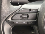 運転中、オーディオの操作をしてて、ハッとしたことはありませんか?ステアリングスイッチは、運転中でもハンドルでオーディオの操作が可能です。安全なドライブをサポートします。
