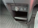 【USBジャック】運転中でもスマートフォン等の充電ができるUSBジャック付き!充電を気にすることなく、ドライブ中の音楽再生や通話等をお楽しみ頂けます!