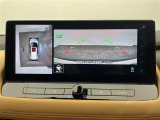 【パノラミックビューモニター】クルマを真上から見下ろした視点で駐車をサポートします!クルマの斜め後ろや真横など、いち早く障害物に気が付くことができます。