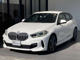 アルピンホワイトのボディカラーが精悍なフロントデザインを際立たせ、BMWらしい存在感を演出しています。