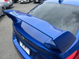【大型リヤスポイラー】スポーツカーらしさがグッと引き立つ大型リヤスポイラーを装着♪高速走行時のスタビリティ(走行安定性)向上に役立ちます。