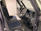 運転席、助手席への移動も楽にできます