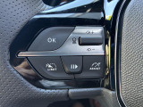 アクティブクルーズコントロールはレーダーが前方車を検知、設定速度より遅い車両が現れても、設定車間距離を保つためにエンブレとシフトダウンによって自動減速、車間距離が開けば、設定速度まで再加速します