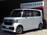 ホンダの人気軽自動車、「N-BOXカスタム」です。ナビやバックモニター・ETC、前後ドラレコが装備された一台です。