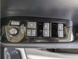 パワーウィンドウのスイッチですよ。 運転席に居ながら窓を開け閉めのコントロールできますよ。 ロック機能で、子供がイタズラして窓を開けるという事も無くなりますよ。