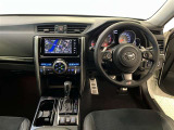 運転席周りのレイアウトをご覧ください。ナビゲーションが綺麗に装着されすっきり収まってますね!