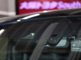 【プリクラッシュセーフティシステム】ミリ波レーダーと単眼カメラを併用したセンサーで前方の車両と昼夜歩行者・昼自転車を検知し、それに基づく統合的な制御により、事故の回避や衝突被害の軽減を支援します。