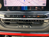 タッチスクリーンをタップするかスワイプするだけですべての機能を呼び出せます。Apple CarPlayおよびAndroid Autoに対応しスマートフォンとのシームレスな 連携も実現。さらに、USBポートを標準装備しています。