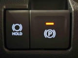 指先だけで簡単に操作が可能な電動パーキングブレーキを採用。「HOLD」スイッチを押すと、渋滞や信号待ちなどでブレーキペダルから足を離しても、ブレーキを保持するので安心です