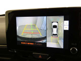 パノラミックビューモニター付きです。車両を上から見たような映像を画面に表示。運転席からの目視だけでは見にくい、車両周辺の状況をリアルタイムでしっかり確認できます。