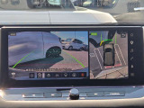 アラウンドビューモニター。上空から見下ろしているような映像で、スムースな駐車をサポートします。