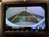 リバースギアに入れるだけで後方の表示へ切り替わります。夜間や雨の日の駐車も楽になりますよ。